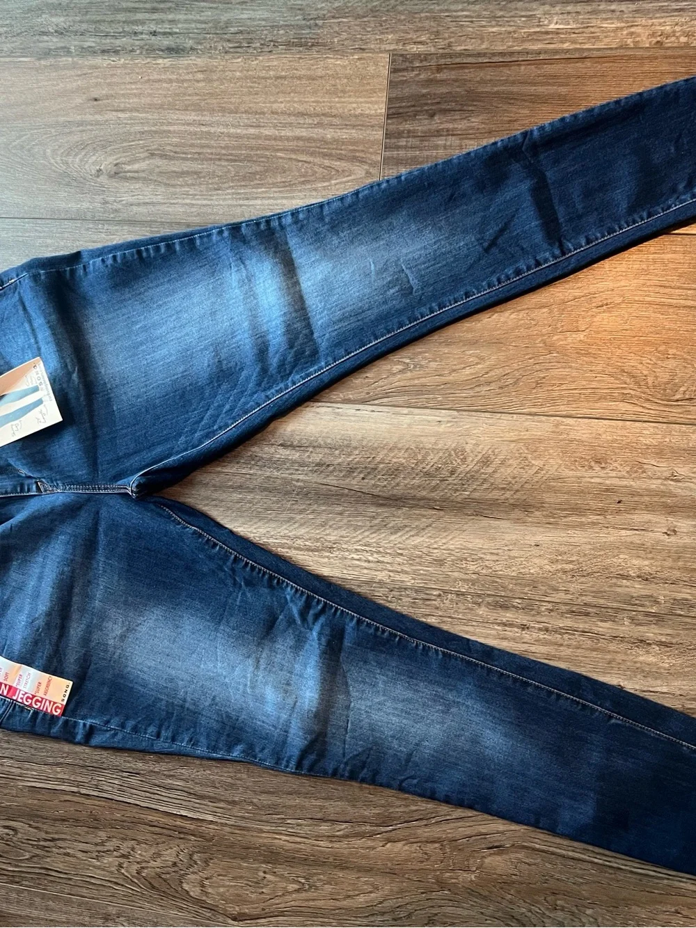 Women's Skinny Jeans in Dark Indigo Wash